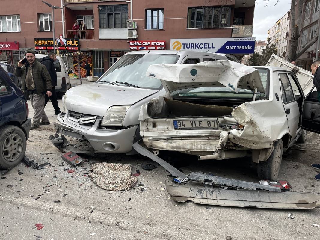 Konya merkezde feci kaza! Kamyonet 7 aracın arasına daldı 4